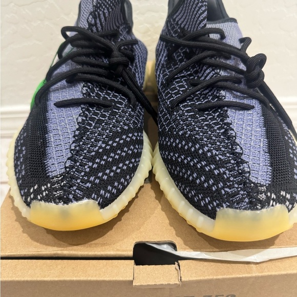 Adidas Yeezy Boost 350 V2 in carbon colorway - Picture 5 of 7